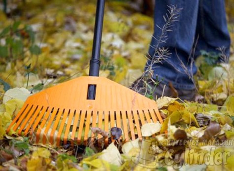 Веерными граблями удобнее собирать листья. В отличие от витых, они не накалывают мусор, поэтому их не нужно чистить через каждые 15-20 минут