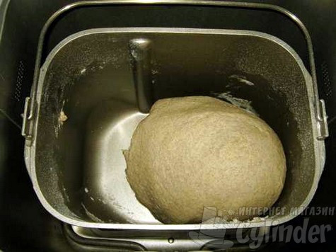 Процесс замешивания теста в хлебопечке