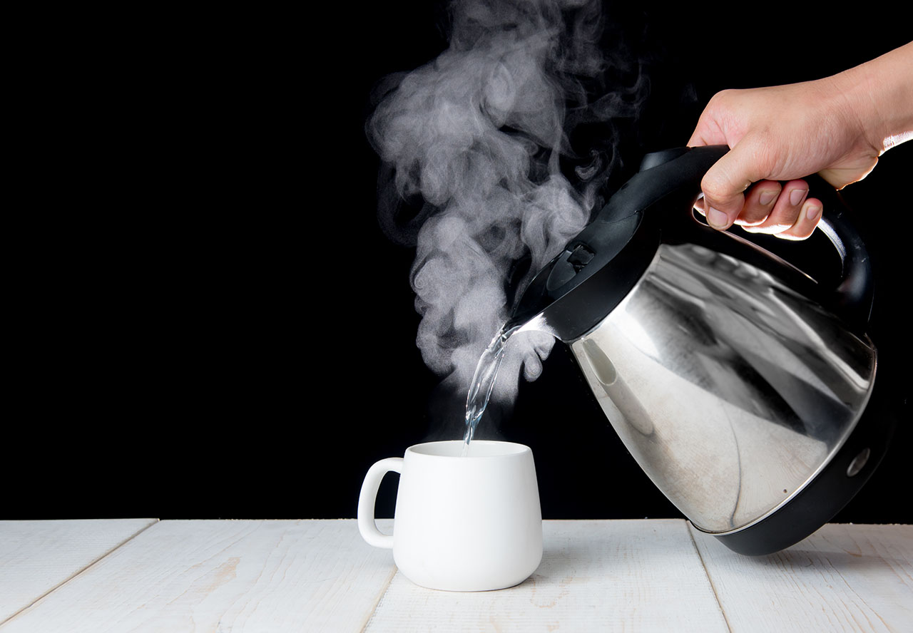 Как убрать накипь в чайнике: 5 действенных лайфхаков в сезон чаепитий